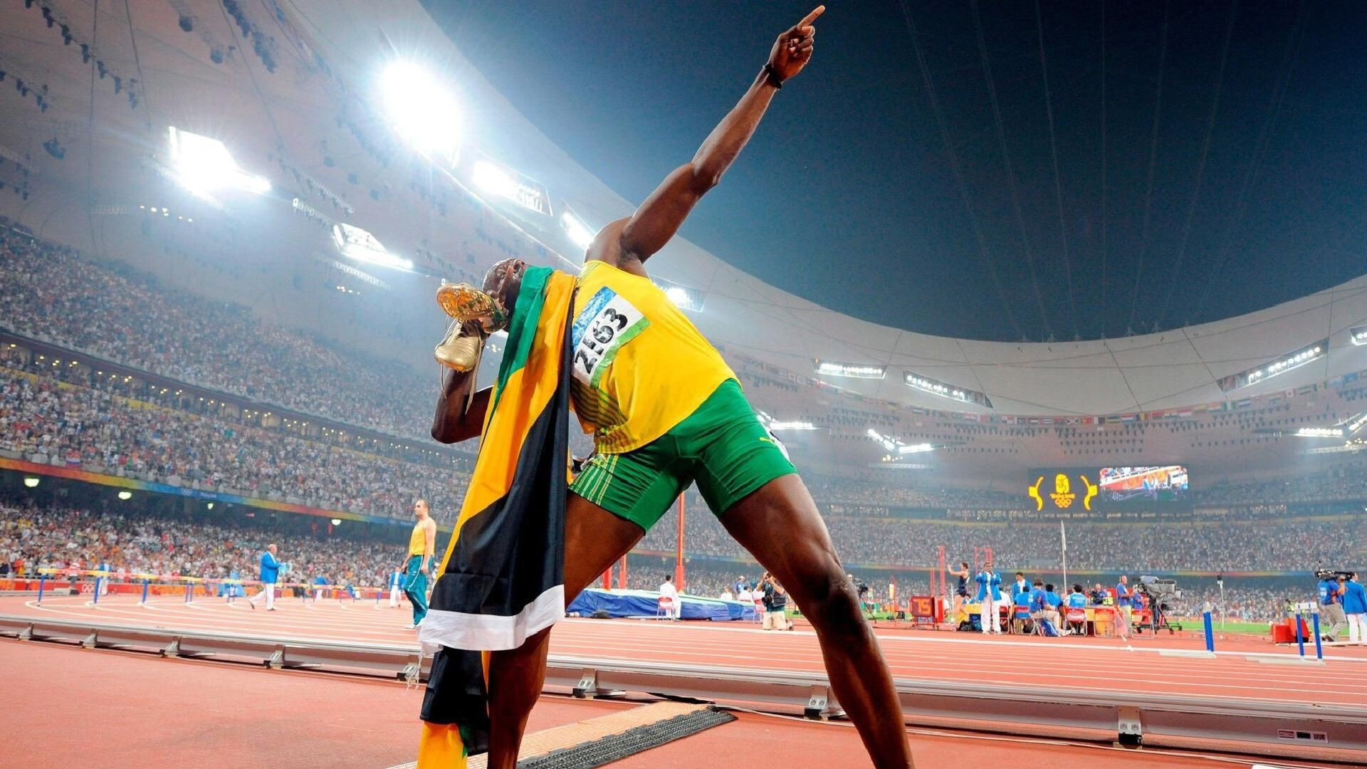 爱游戏官方入口-F1引擎轰鸣与篮球铁壁，当街道赛焦点战遇见雄鹿的窒息防守